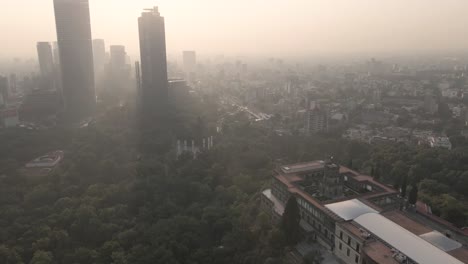 Vista-Aérea-Del-Paseo-De-La-Reforma-Desde-El-Parque-Chapultepec-Durante-Una-Contingencia-Ambiental-En-La-Cdmx