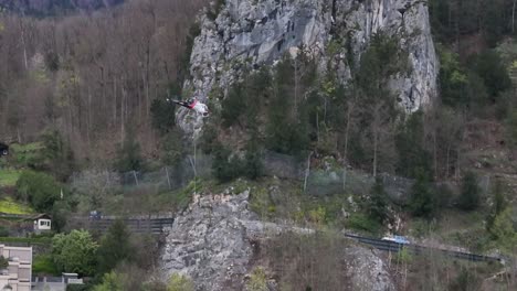 Imagen-Aérea-Que-Muestra-Un-Helicóptero-De-Rescate-Operando-En-La-Región-Del-Lago-Walensee-En-Wessen,-Suiza.