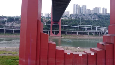 Drones-Saltan-Sobre-Los-Muelles-Del-Puente-De-La-Aldea-De-Hongyan-En-Chongqing