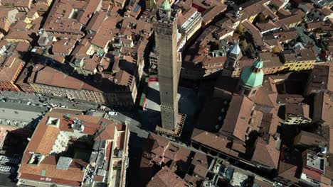 Bologna,-Italien,-Draufsicht-Auf-Zwei-Türme-Mit-Schöner-Rotation