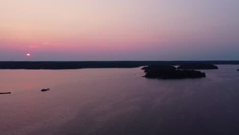 Luftaufnahme-Des-Stockholmer-Archipels-Bei-Sonnenuntergang,-Ruhiges-Wasser-Und-Inseln-In-Rosa-Farbtönen