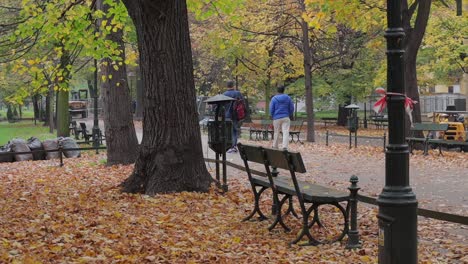 Zwei-Männer-Gehen-Im-Park-Spazieren-Und-Genießen-Die-Wunderschöne-Herbstnatur