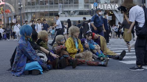 Fashion-Photoshoot-on-Busy-Shibuya-Pedestrian-Crossing,-Tokyo-Japan