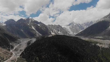 Luftdrohne-Fliegt-über-Natürliches-Pakistanisches-Berggebiet,-Panorama-Skyline-Landschaft