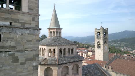 Los-Tejados-De-Los-Edificios-Medievales-De-Bérgamo-Alta.