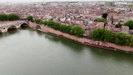 Aerial-view-of-Pont-Neuf-and-Garonne-River-in-Toulouse,-France