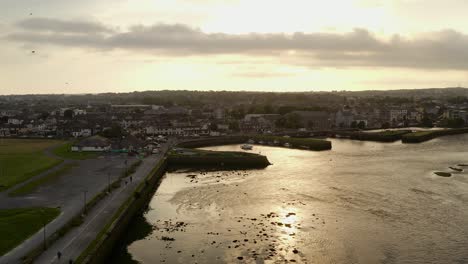 Stimmungsvolle-Aufnahme-Des-Flusses-Corrib-Und-Claddagh-Mit-Wunderschöner-Beleuchtung-Und-Vorbeifliegenden-Möwen