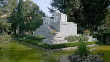 Bergamo-Filmische-Bewegung-Nähert-Sich-Dem-Gaetano-Donizetti-Denkmal-In-Der-Nähe-Des-Gleichnamigen-Theaters