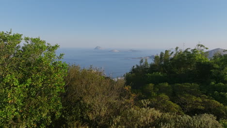 Luftaufnahmen-Eines-Flugs-über-Einen-Berg-In-Botafogo-Mit-Blick-Auf-Copacabana,-Den-Strand-Und-Das-Meer-In-Rio-De-Janeiro