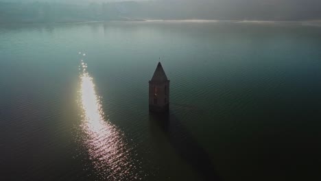 Turm-Von-Vilanova-De-Sau,-Versunken-In-Einem-Ruhigen-Stausee-Bei-Pantano,-Spanien