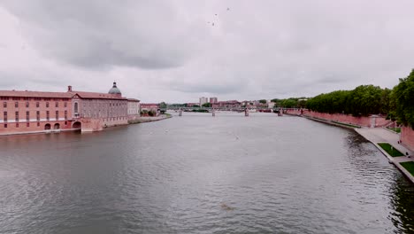 Vista-Panorámica-Del-Río-Garona-Y-Edificios-Históricos-En-Toulouse,-Francia