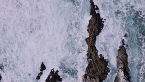 Costa-Aérea-Tormentosa-Del-Océano,-Despegue-Lento-4k