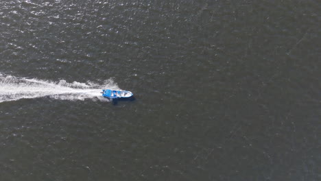 Luftaufnahmen-Von-Oben,-Die-Einem-Schnellboot-Bei-Seiner-Fahrt-Durch-Das-Wasser-Folgen