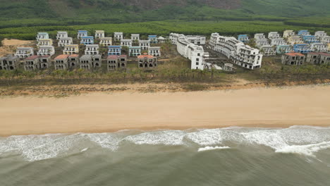 Pista-De-Drones-A-La-Derecha-Abandonado-Complejo-De-Cien-Millones-De-Dólares-Abandonado-Para-Pudrirse-En-La-Playa-De-Lang-Co-Vietnam