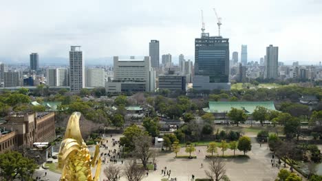 Osaka-Jo-Halle-Und-Traditionelle-Und-Moderne-Japanische-Architektur,-Gesehen-Von-Den-Steinmauern-Der-Burg-Von-Osaka:-Japanisches-Erbe,-Leuchtende-Himmel-Und-Alte-Edo-Architektur,-Shinto-Tempel,-4k,-30 fps