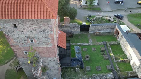 Castillo-Medieval-De-Chudow-Con-Murallas,-Torre-Y-Patio-Durante-Un-Hermoso-Día-De-Verano-Rodeado-De-Exuberante-Vegetación-Y-árboles