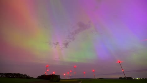 Una-Imagen-Secuencial-Del-Cielo-Nocturno-De-Polonia-Iluminado-Por-La-Fascinante-Danza-De-La-Aurora-Boreal