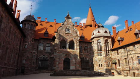 Niedrige-Umlaufbahn-Schwenk-über-Cesvaines-Castle-Halb-Im-Schatten-Bedeckt