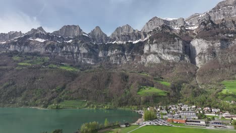 Town-of-Walenstadt-on-the-shores-of-Lake-Walensee-below-the-Churfirsten-mountain-peaks-in-Switzerland