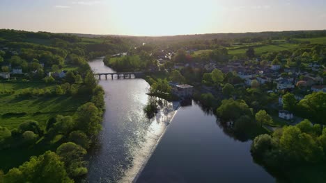 Pueblo-De-Saint-victurnien-Y-Puente-Sobre-El-Río-Vienne-Al-Atardecer,-Nouvelle-aquitaine-En-Francia