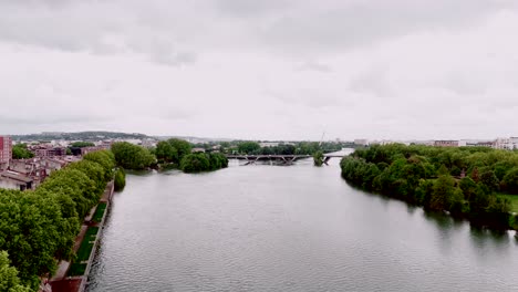 Ausgedehnte-Luftaufnahme-Der-Stadtlandschaft-Von-Toulouse-Entlang-Des-Flusses-Garonne,-Frankreich