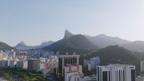 Imágenes-De-Flechas-Volando-Sobre-Los-Edificios-De-Botafogo-En-Río-De-Janeiro,-Brasil,-Con-La-Estatua-Del-Cristo-Redentor-Al-Fondo-En-La-Bruma-De-La-Luz-De-La-Mañana.