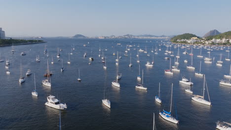 Imágenes-Aéreas-De-Sobrevuelo-De-Veleros-Anclados-En-La-Bahía-De-Botafogo-En-Río-De-Janeiro