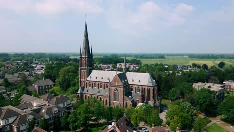 Levantándose-Sobre-La-Iglesia-Católica-En-La-Aldea-Rural-De-Brabante-Budel-En-Los-Países-Bajos