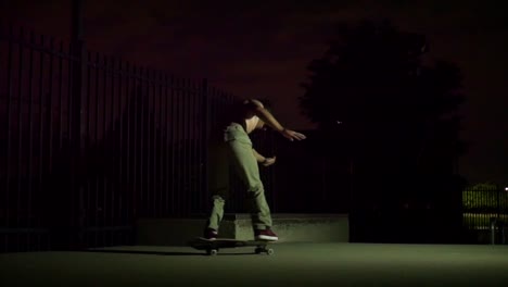 Skateboarden-In-Der-Nacht-Im-Skatepark