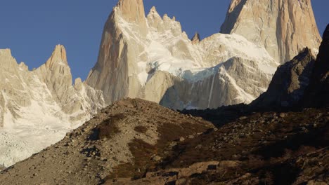 Picos-Nevados-Del-Monte-Fitz-Roy-En-La-Patagonia-Contra-Un-Cielo-Azul-Claro,-Primer-Plano