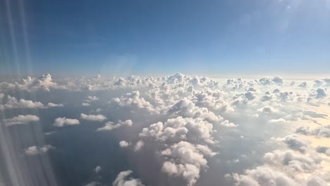 Luftaufnahme-Des-Sonnenaufgangs-Durch-Das-Flugzeugfenster-Am-Morgen