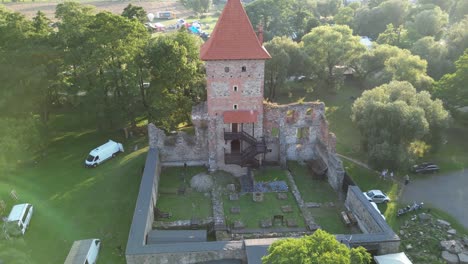 Castillo-Medieval-De-Chudow-Con-Una-Torre,-Murallas-Y-Un-Patio-Durante-Un-Hermoso-Día-De-Verano-Rodeado-De-Exuberante-Vegetación,-Hierba-Y-árboles