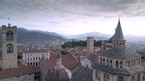 Lange-Luftaufnahme-Von-Bergamo-Alta-Mit-Vielen-Kirchtürmen-Und-Historischen-Gebäuden,-Beginnend-Bei-Der-Angelo-Mai-Bibliothek
