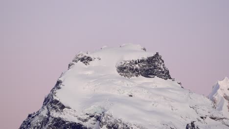 Pico-Cubierto-De-Nieve-Del-Cerro-Solo-Bañado-Por-La-Suave-Luz-Del-Amanecer-En-La-Patagonia