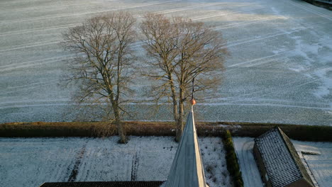 Luftaufnahme-Der-Kirche-Bei-Sonnenuntergang-Im-Winter