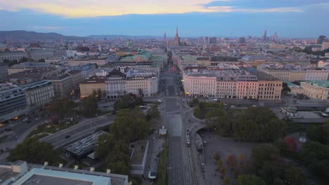 Toma-Aérea-De-La-Histórica-Ciudad-De-Viena,-Austria-Al-Atardecer.