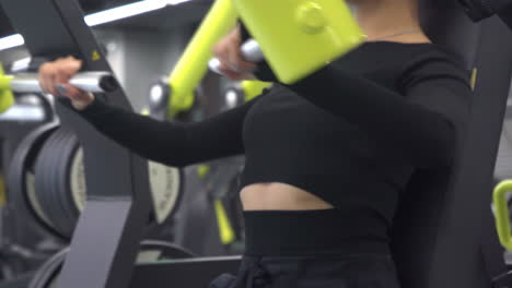 Hermosa-Joven-Deportiva-Vistiendo-Ropa-Deportiva-Entrenando-Sus-Músculos-De-La-Espalda-Pesas-De-Culturismo-Tomando-Levantamiento-De-Pesas-En-El-Gimnasio-Club-Deportivo