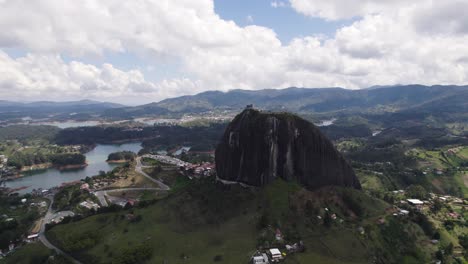 El-Peñón-de-Guatapé-in-Colombia-seen-from-above,-surrounded-by-lush-landscapes-and-water-bodies