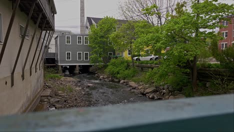 Arroyo-Por-El-Centro-De-Camden-Maine-En-La-Primavera.