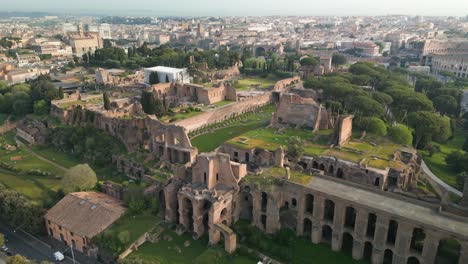 Cinemática-Que-Establece-Un-Disparo-Con-Drone-Sobre-La-Colina-Palatina.