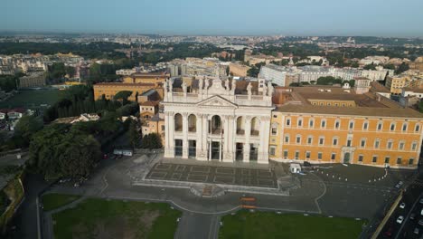 Wunderschöne-Umlaufende-Drohnenaufnahme-über-Der-Basilika-San-Giovanni-In-Laterano