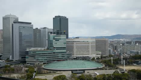 Osaka-Business-Park-In-Der-Innenstadt-Und-Traditionelle-Japanische-Architektur-Von-Den-Steinmauern-Der-Burg-Von-Osaka-Aus-Gesehen:-Japanisches-Erbe,-Leuchtende-Himmel-Und-Alte-Edo-Architektur,-Shinto-Tempel,-4k-30fps