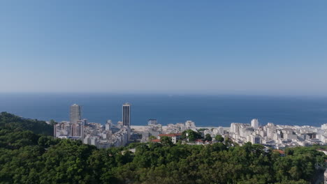 Luftaufnahmen-Vom-Flug-Zum-Strand-Von-Copacabana-Mit-Einem-Berg-Im-Vordergrund-In-Rio-De-Janeiro,-Brasilien
