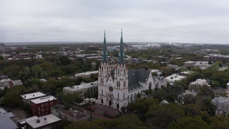 Descending-close-up-aerial-shot-of-the-historic-Cathedral-Basilica-of-Saint-John-the-Baptist-in-Savannah,-Georgia