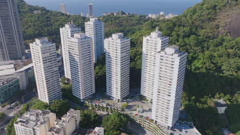 Imágenes-Aéreas-Girando-Alrededor-De-Siete-Altos-Edificios-De-Apartamentos-En-La-Bahía-De-Botafogo-En-Río-De-Janeiro,-Brasil.