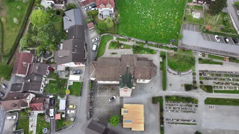 Drohnenansicht-Der-Kirche-In-Der-Stadt-Walenstadt-Mit-Dem-Angrenzenden-Friedhof