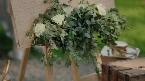 Rustikale-Hochzeitsstaffelei-Mit-üppigem-Blumenarrangement-Geschmückt