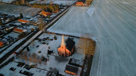 Antena-De-La-Iglesia-Al-Atardecer-En-Invierno