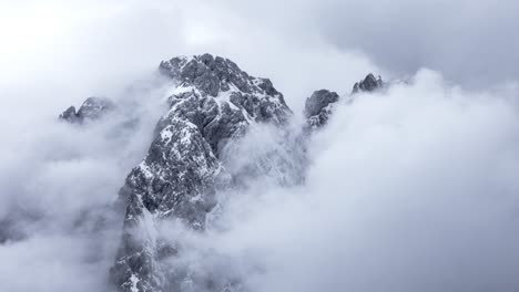 Nubes-Siniestras-Rodando-Sobre-El-Macizo-De-Piedra-De-Las-Montañas-Eslovenas