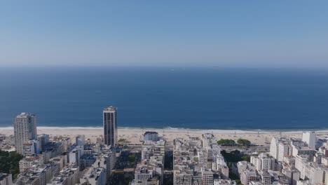 Luftaufnahmen-Schwenken-Nach-Unten-In-Richtung-Der-Apartmentgebäude-Neben-Dem-Strand-Von-Copacabana-In-Rio-De-Janeiro,-Brasilien